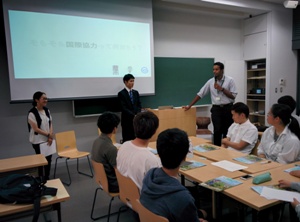 左から菊池氏・伊藤・バビル先生