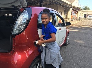 電気自動車を充電させてもらっています