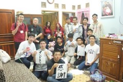 ホームスティ先では、習字の披露も!