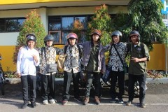 日本ではなかなか体験できないバイクでの登校も!