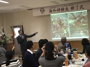 修了式のアクションプラン発表で、バングラデシュセンターの畑を紹介をするラザックさん