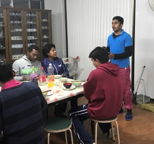 さよならパーティで、研修の感想を言うアサンカさん