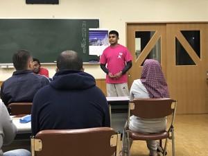 最後のミーティングで、一年の感想を言うアサンカさん