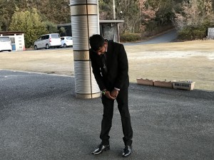 出発直前に、玄関で挨拶をするアサンカさん