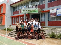 学校の先生と学生たち