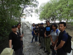 オイスカタイの同僚。外洋アンダマン海に面したマングローブ造林計画地、インド洋津波が再度来れば死者多数が確実の村にて(2018年12月)