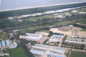 震災前の名取の沿岸農地、県立農業高校。当時のクロマツ防風林は樹高約20m、風上側に樹高×5倍、風下側に20倍の防風・飛塩効果がある。「重塩害地域」が農地として成立するのに不可欠なインフラだった。