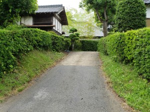 左の建物は「水塚」。近年は洪水の可能性が減ったことや、維持できないことなどから取り壊され、昔からのものは70軒程度しか現存しない。