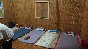 バンブーハウス(竹でできた小屋)に寝ます