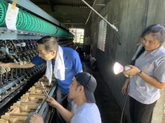 日本の技術者(左)、研修センタースタッフ(中央)、タイからの技術者(右)。協力して作業を進めます