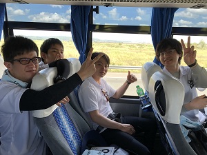 ゆったりとしたバスで移動します