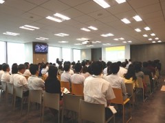 多くの社員のみなさまの前で報告させていただきました