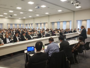 来日直後、235人の前でプレゼンしつつ、お互いを知る。