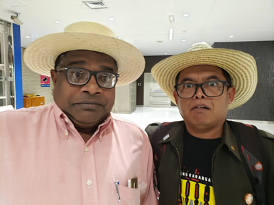 そのままコンビを組んでデビューできそうなコメディアン風の2人(笑)