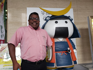 宮城の観光PRキャラクターむすび丸(右)とアラハコーンさん