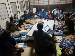 こちらは旅館の一室での話し合い