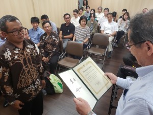東京本部で、「責任」と書かれた修了証の授与。