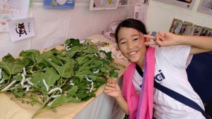 とても楽しそうにお蚕さんを観察してくれた彼女。その姿にスタッフもほんわか