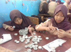 学校で毎日使う紙を再利用! 写真は貯金箱を作っているところ(インドネシア)