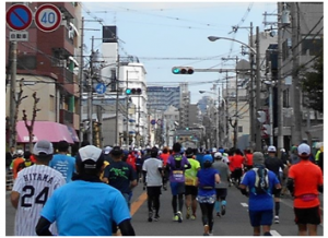 走っている時の景色はこんな感じで、この視界に入っているランナーが一斉に Y・M・C・A! 壮観でした・・。