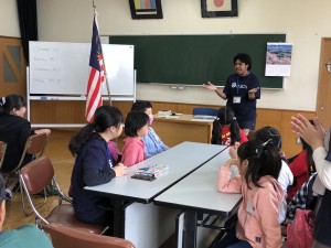 英語キャンプにてマレーシアの国旗を学ぼう