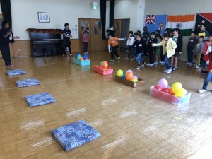 英語キャンプにて風船ゲーム