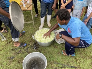 PNGの料理を振舞う