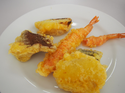 食べかけてから「ああ、撮影しなくちゃ!」と思い出し……すみません。左の茶色いのがしいたけです。大きいのを4分の1にしててんぷらに