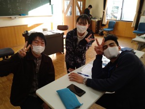 インターン生の岸さん(左)と奥山さん(中央)