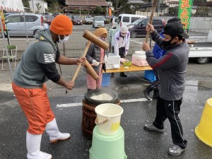 餅つき(女性陣も頑張りました)
