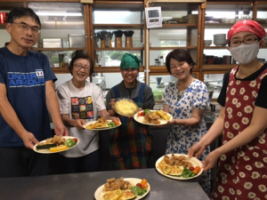 左から、四国センターの小野所長、平井さん、プロイさん(タイからの家政研修生)、真山さん、オイスカ本部の野木さん