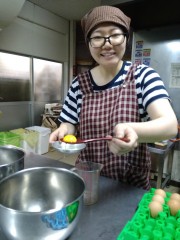 食品加工の達人、金澤さん。オイスカの環境教育プログラム「つみき広場」のファシリテーターも務めています。センターの女性陣はみなさんバイタリティーがすごいです。