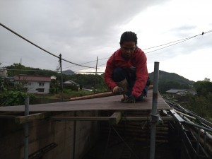 身軽なフットワークでなんでもこなすデニス先生。大工仕事も手馴れています。