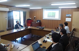 手前が森林総研のみなさん、奥が長先生!