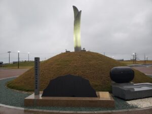 津波の高さを示す名取市閖上の慰霊碑（奥）と両陛下の歌碑。即位の礼当日朝、NHKでも歌碑が紹介されていました。