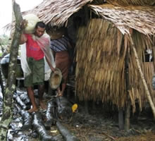 種籾を受け取り籾小屋から運び出す農民