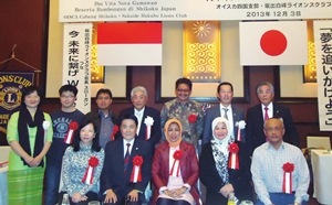 坂出白峰ライオンズクラブ、オイスカ四国支部の歓迎を受けるインドネシア内務大臣夫人(前列 中央)一行